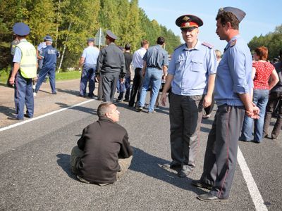 Перекрытие трассы. Фото: news.vtomske.ru